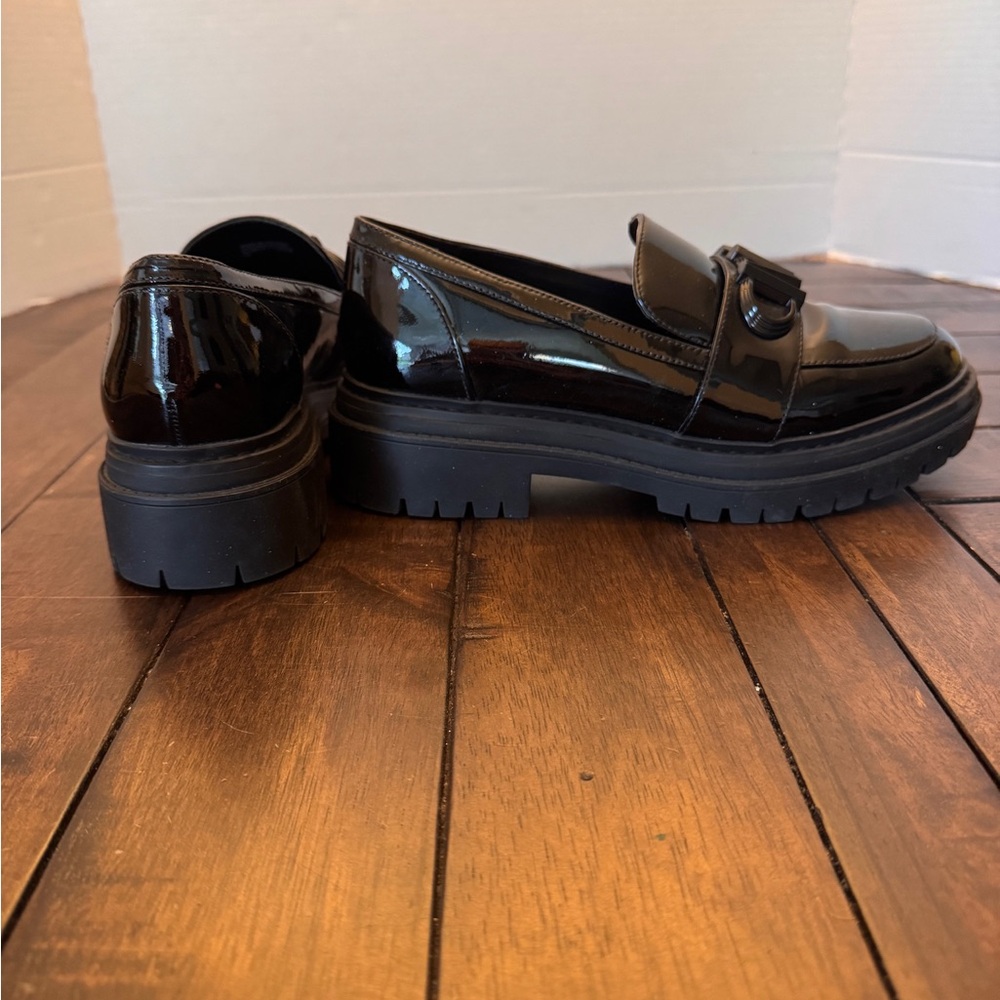 MICHAEL KORS Women's Black Patent Parker Lug Empire MK Charm Loafer Shoe Size 7 - Picture 2 of 11